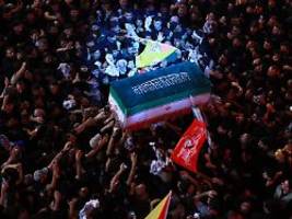Wo steckt der Nachfolger?: Ayatollah Ali Chamenei im Iran beerdigt