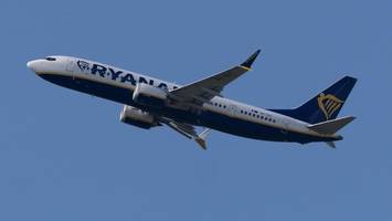 „kopf und schultern ragten raus“: fenster zerbricht auf ryanair-flug