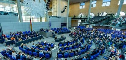 Gesundheitsreform: Bundestagsdebatte über Krankschreibung ab Tag eins – Livestream