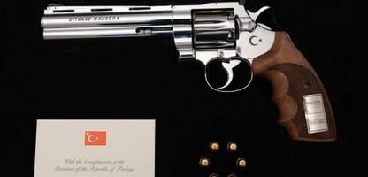 Kuriose Geschenke von Politikern an Politiker: Revolver, Rollerblades, Krokodil-Versicherungen