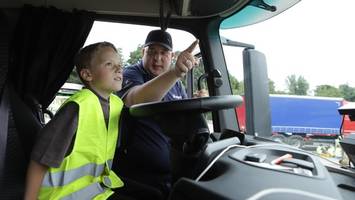 Toter Winkel: 300 Grundschüler testen Lastwagen in Norderstedt