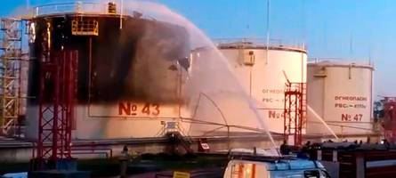 Ukrainische Drohnen setzten in der Nacht russische Öldepots und Raffinerie in Brand