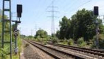 Böschungsbrand an Bahnstrecke: Bahnstrecke zwischen Düsseldorf und Köln bleibt gesperrt