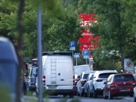 alles sehr schnell passiert: täter soll in supermarkt funkelndes messer gezogen haben
