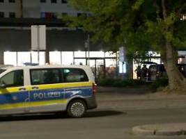 berliner polizei im großeinsatz: mann nimmt frau in supermarkt als geisel
