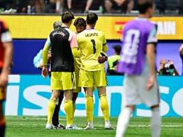 Beschissenes Gefühl: Weinender Courtois drückt Belgiens patzenden Ersatz-Torwart ganz fest