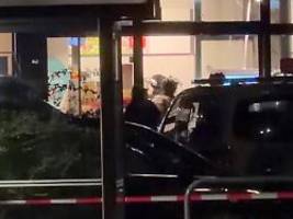 Polizei hat Kontakt: Mann nimmt Frau in Berliner Supermarkt als Geisel