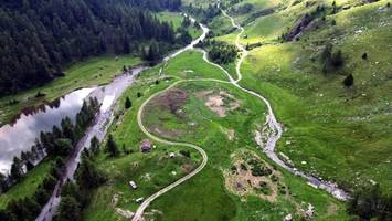 einzigartiger fund: archäologen legen uraltes bergbaudorf in den alpen frei