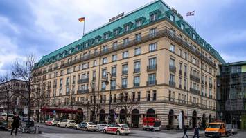 Im Schlafanzug und in Bademänteln: Hunderte Hotelgäste im Adlon evakuiert