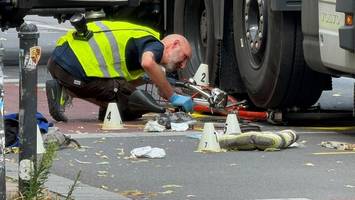 Warschauer Straße: Lkw überrollt Radfahrerin – Frau muss notoperiert werden