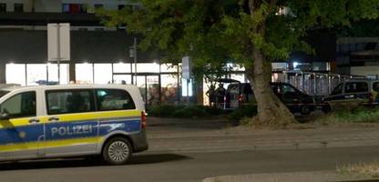 Mann hält Frau in Berliner Supermarkt als Geisel