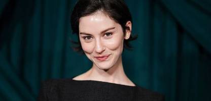 gracie abrams über »daughter from hell« und die arbeitslast von frauen