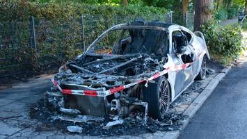 brandstiftung? bmw geht mit lautem knall in billstedt in flammen auf