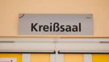 Schließung Geburtsstation: Längerer Weg in den Kreißsaal: Hebammenverband sieht Risiken