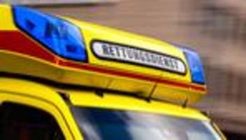 unfälle: 18-jähriger nach autounfall in lebensgefahr