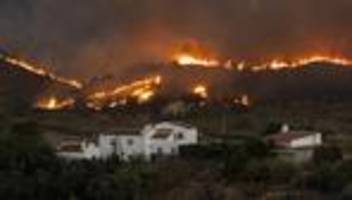 Waldbrand in Almería: Feuerwehr bringt Waldbrand in Andalusien weitgehend unter Kontrolle