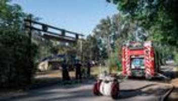 westernstadt in flammen: feuerwehr beendet arbeiten nach brand nahe nürnberger messe