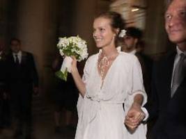 In Kleid von berühmtem Modehaus: Eva Herzigova sagt endlich Ja