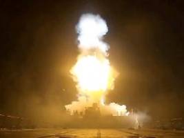 nach angriffen auf frachter: us-militär greift wieder im iran an - revolutionsgarden beschießen us-stützpunkte