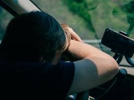 polizei: ungewöhnlicher einsatz: mann knackt auto und dann knackt er weg