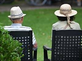 so groß sind die unterschiede : neue auswertung zeigt, rentner bekommen deutlich weniger als pensionäre