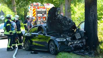 Mercedes prallt frontal gegen Baum und geht in Flammen auf