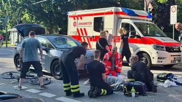 radfahrer kollidiert mit leihwagen und muss ins krankenhaus