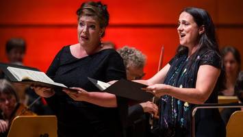 shmf: klassik-stars singen bach in einer mehrzweckhalle, muss das sein?