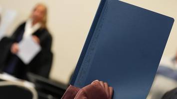 Er verstaute eine Frau im Schrank, weil er dachte, sie sei tot