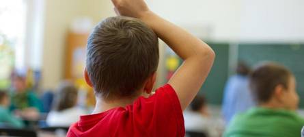 Lehrer soll Schüler gegen die Wand gedrückt und verletzt haben