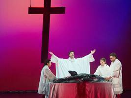 Wal-Theater: Flossen hoch, es wird tagesaktuell