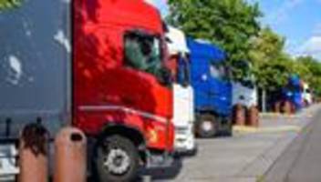 Diebstahl und Betrug: Gefahr auf Autobahn-Rastplatz - Lkw-Diebe schlagen wieder zu