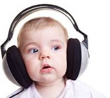 Bewegungen folgen erst später: So früh reagieren Babys auf Musik