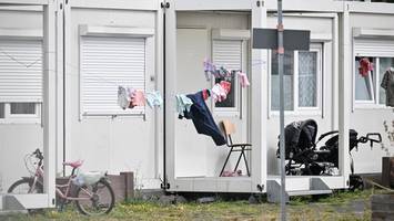 geflüchtete in berlin: obwohl weniger kommen, bleibt unterbringung schwierig