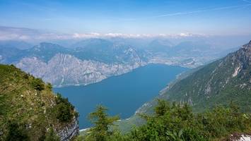 Gleitschirmunfall am Gardasee: 61-jähriger Deutscher stirbt bei Absturz