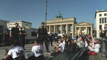 Klima-Aktivisten kleben sich mit Greta Thunberg vors Brandenburger Tor