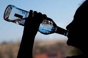 alkohol und drogen? 16-jährige liegt nach party leblos auf sportplatz