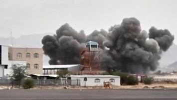 Jemen: Regierung beschießt Flughafen – Huthis feuern Raketen auf Saudi-Arabien