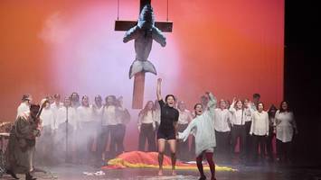 Theologe kritisiert Kreuzigung von Wal „Timmy“ am Ernst Deutsch Theater
