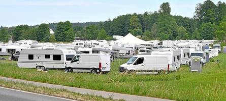 illegales camp in fischach: anwohner und bürgermeister ärgern sich über wohnwagen-lager