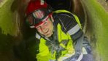 Ente gut, alles gut: Feuerwehr rettet quiekendes Entenküken aus Ablaufrohr