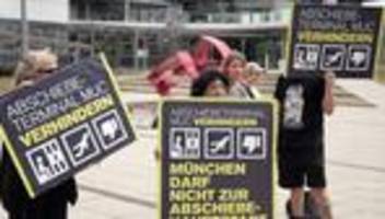 Flüchtlingsverbände dagegen: Flughafen-Aufsichtsrat macht Weg für Abschiebeterminal frei