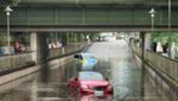 Unwetter in Schleswig-Holstein: Polizeiauto bleibt auf überfluteter Straße stecken