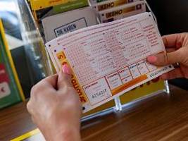 92,61 Millionen Euro im Jackpot: Warum jetzt so viele ihr Lotto-Glück versuchen
