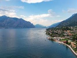 Mehrere Unfälle diesen Sommer: Deutscher Tourist stirbt am Gardasee bei Gleitschirmsprung