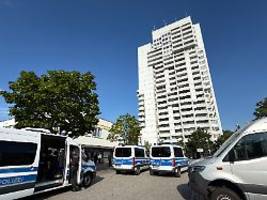 Nach Steinwurf auf Polizistin: Polizei nimmt massenhaft DNA-Proben in Kieler Hochhaus