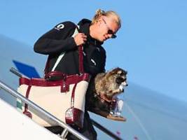 wikinger-party in norwegen: ein letztes ruuh: haaland steigt mit waschbär aus dem flugzeug