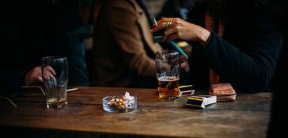 oasis-index der deutschen bank: so viel kosten fünf bier und zwei packungen zigaretten weltweit