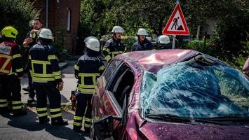 Auto gerät in Gegenverkehr und überschlägt sich – Fahrerin mit Notarzt in Klinik