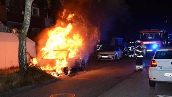 Autos in Flammen: Feuerwehr rückt nachts zu zwei Pkw-Bränden aus